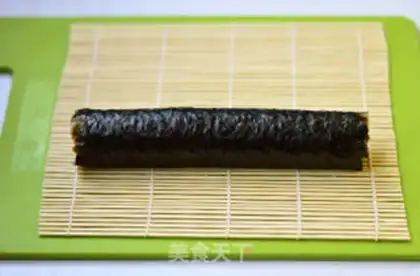 Make Tuna roll sushi step 5