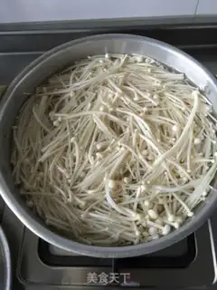 Make Frozen needle mushrooms step 1
