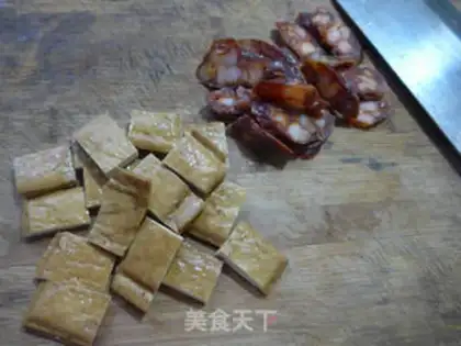 Make Dutch bean sausage fried fragrance step 1