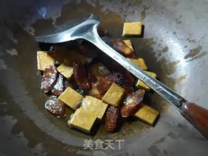 Make Dutch bean sausage fried fragrance step 2