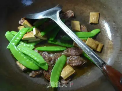 Make Dutch bean sausage fried fragrance step 4