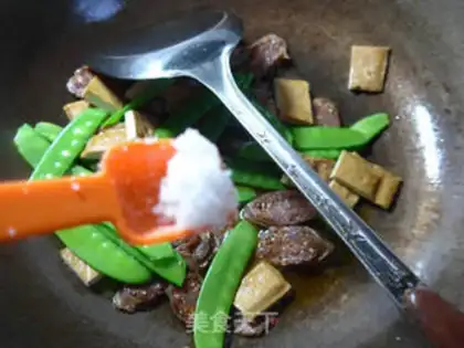 Make Dutch bean sausage fried fragrance step 5