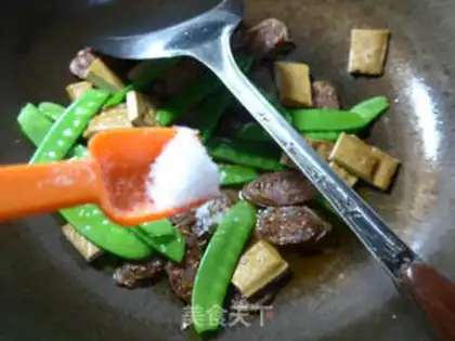 Make Dutch bean sausage fried fragrance step 6