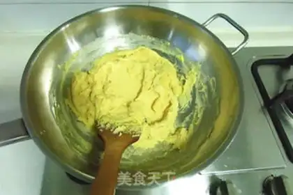 Make Bronco ice cream mooncake step 2