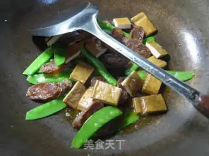 Make Dutch bean sausage fried fragrance step 7