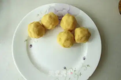 Make Bronco ice cream mooncake step 3