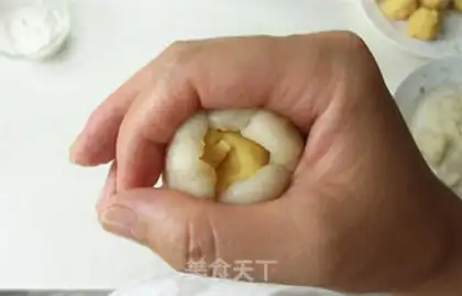 Make Bronco ice cream mooncake step 9