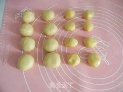Make A black sesame peanut-su moon cake step 8
