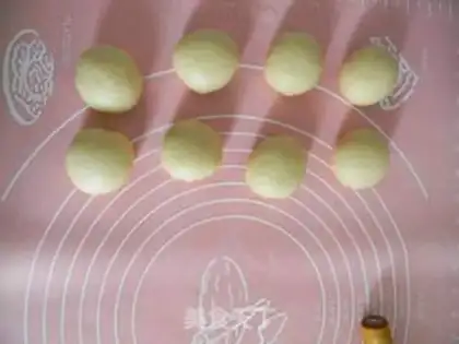 Make A black sesame peanut-su moon cake step 10