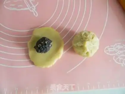 Make A black sesame peanut-su moon cake step 14