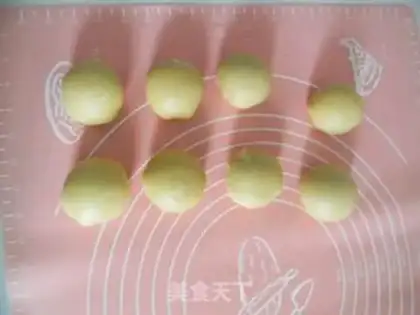 Make A black sesame peanut-su moon cake step 15