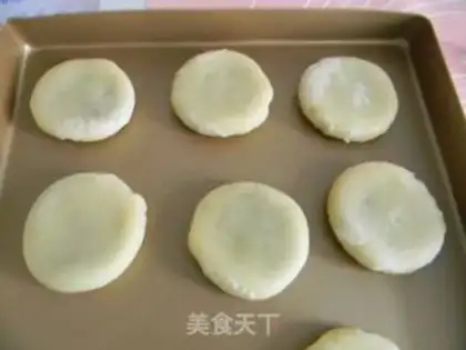 Make A black sesame peanut-su moon cake step 16