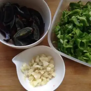 Make Green peppers and eggs step 1