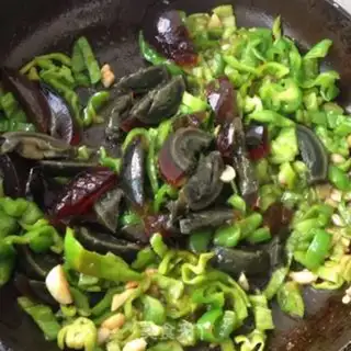 Make Green peppers and eggs step 4