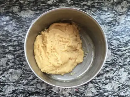 Make A wide bean saloon moon cake step 2