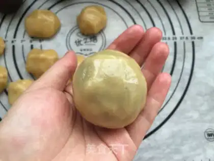 Make A wide bean saloon moon cake step 6