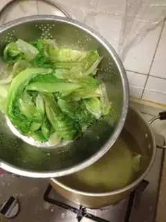 Make Gin and garlic lettuce step 1