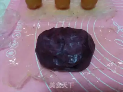 Make Purple potato omelet mooncake step 9