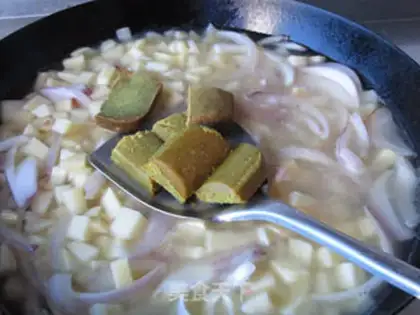 Make Curry potato squid noodles step 9