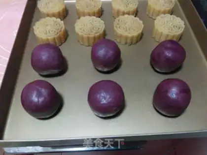 Make Purple potato omelet mooncake step 16