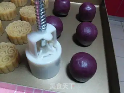 Make Purple potato omelet mooncake step 17