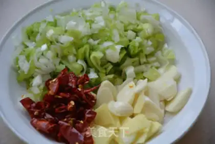 Make Ranzhou sour beef noodles step 1