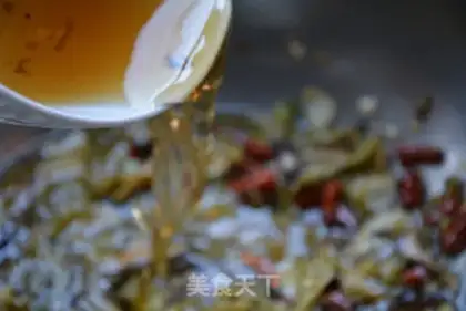 Make Ranzhou sour beef noodles step 7
