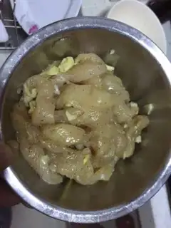 Make Garlic-free chickens step 0
