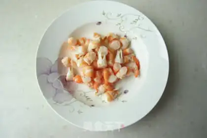 Make Pineapple shrimp rice step 1