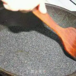 Make A simple handmade glue cake step 1