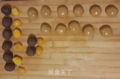 Make A wide bean saloon moon cake step 2