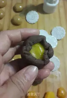 Make A wide bean saloon moon cake step 3