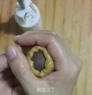 Make A wide bean saloon moon cake step 6