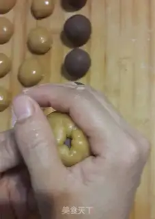 Make A wide bean saloon moon cake step 7