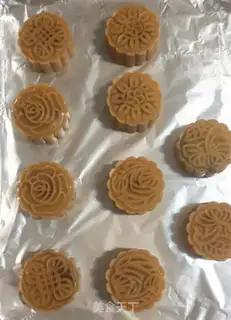 Make A wide bean saloon moon cake step 8