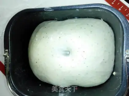 Make Flower-type coconut bread step 3