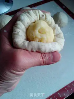 Make Flower-type coconut bread step 6