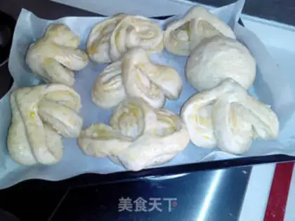 Make Flower-type coconut bread step 9