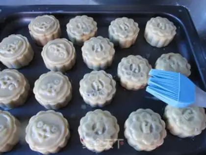 Make Rose-tree mooncake step 16