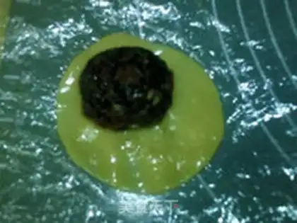 Make Broad beef moon cakes step 11