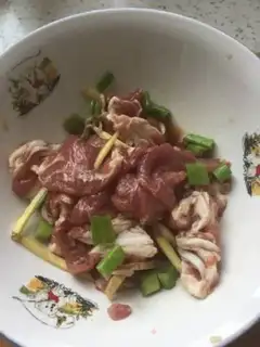 Make Four fungus fried meat step 2