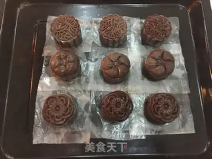 Make Chocolate mooncake step 24