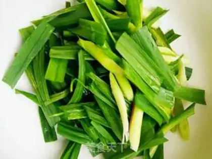 Make Garlic sprouts back to the pot step 1