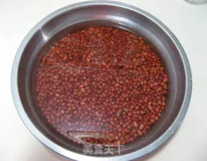 Make Red Bean Sand rose pie step 1