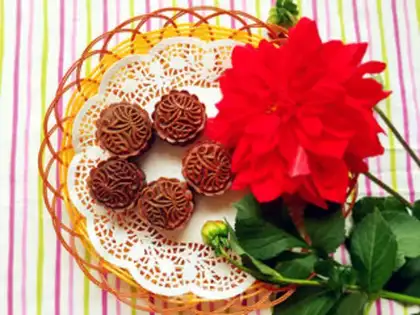Make Chocolate mooncake step 27