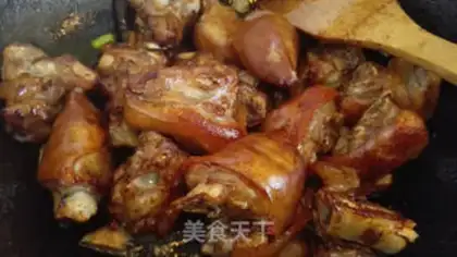 Make Red burning pig feet step 2
