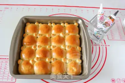 Make Little bear squeezes the bag step 11