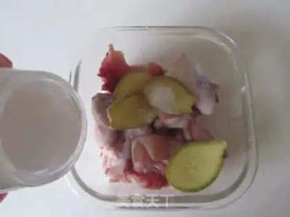 Make Pirecup chicken leg steaming taro step 0