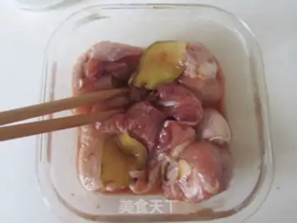 Make Pirecup chicken leg steaming taro step 1