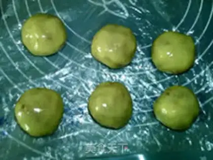 Make A broad pepper saline moon cake step 14